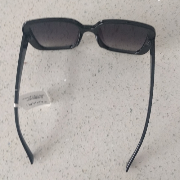 Beautiful black sunglasses by Tahari 🍀🍀🍀 - Picture 6 of 8